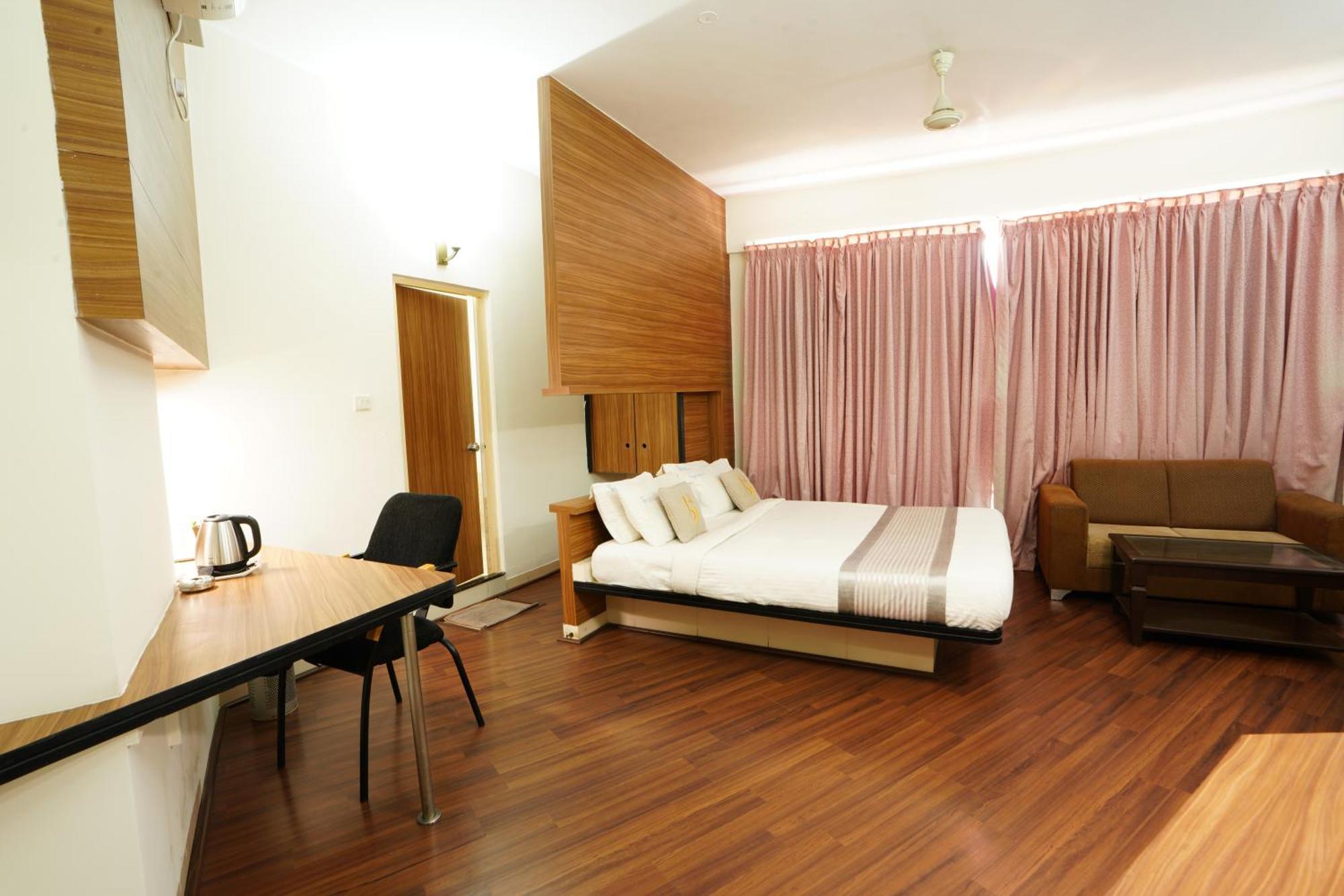 Hotel Grand Bee 3*